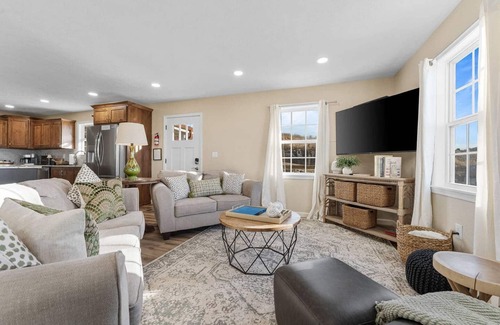 Omaha House | Hot Tub-Firepit-Bunkroom near Crick