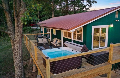 Omaha House | Hot Tub-Firepit-Bunkroom near Crick