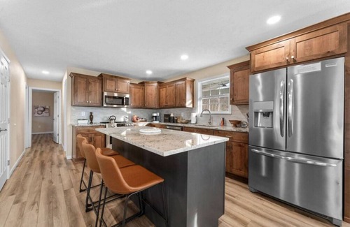 Omaha House | Hot Tub-Firepit-Bunkroom near Cricket Creek Marina