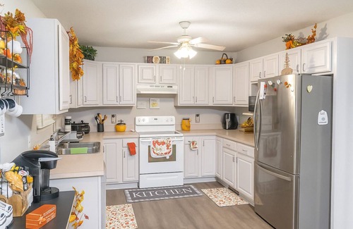 Seymour Cabin | Hot tub/firepit/game room/bunk+king beds/Cozy Sevierville Retreat near Pigeon F.