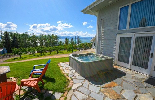 Bigfork House | Hot Tub, Firepit, Grill, Patio Dining + 3 King Beds
