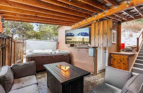 Nederland House | HOT TUB Firepit Sauna Peak to Peak Loft Retreat