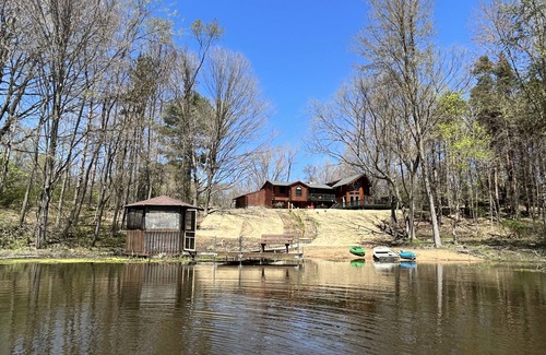 Coloma House | HOT TUB! Firepit, trail, gazebo, kayaks, PONDS! Hill for your snow sleights!