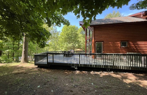Coloma House | HOT TUB! Firepit, trail, gazebo, kayaks, PONDS! Hill for your snow sleights!