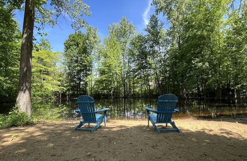 Coloma House | HOT TUB! Firepit, trail, gazebo, kayaks, PONDS! Hill for your snow sleights!