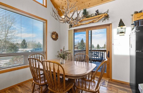 Red Lodge House | Hot Tub & Fireplace - Mountain View Tee and Ski