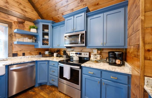 Ringold Cabin | Hot tub, fireplaces, perfect for romantic honeymoons and anniversaries, private