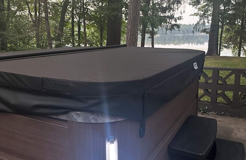 Deerwood House | Hot tub, fishing, lake front-relax! retreat Sleeps 16