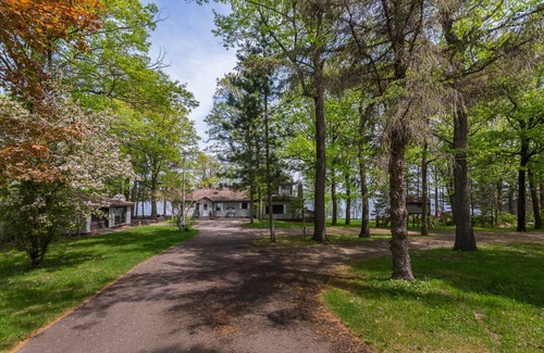 Deerwood House | Hot tub, fishing, lake front-relax! retreat Sleeps 16