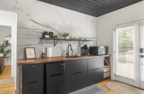 Edgewood Apartment | Hot Tub | Fully-Fenced Yard |The Bubbly Suite