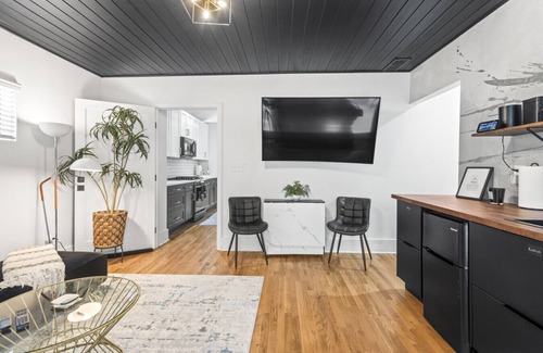 Edgewood Apartment | Hot Tub | Fully-Fenced Yard |The Bubbly Suite