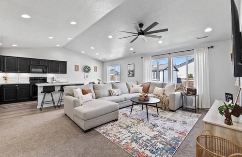 Caldwell House | Hot Tub, Game Room, 3 TVs, Near C of I and Downtown - Indian Creek