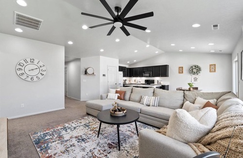 Caldwell House | Hot Tub, Game Room, 3 TVs, Near C of I and Downtown - Indian Creek