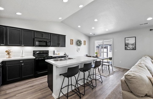 Caldwell House | Hot Tub, Game Room, 3 TVs, Near C of I and Downtown - Indian Creek