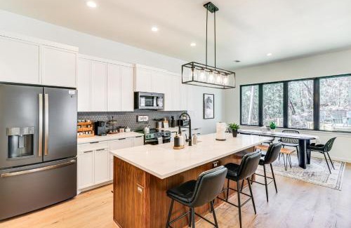 Bastrop House | Hot Tub, Game Room and Fire Pit Evergreen Escape