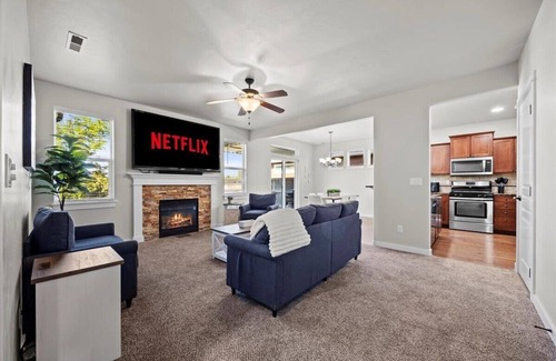 Southwest Ada County Alliance House | Hot Tub-Game room-Backyard-King-Parking-300Mbps