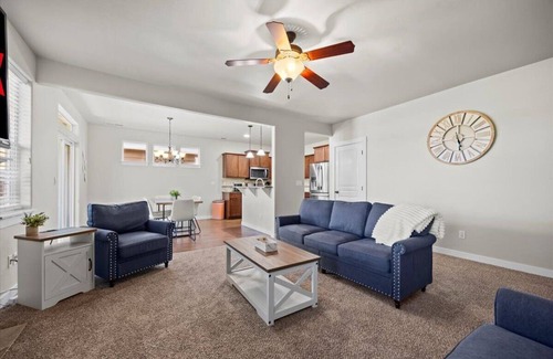 Southwest Ada County Alliance House | Hot Tub-Game room-Backyard-King-Parking-300Mbps