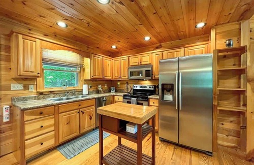 Cherry Log Cabin | Hot Tub, Game Room, Fire Pit, Putting Green, FUN!
