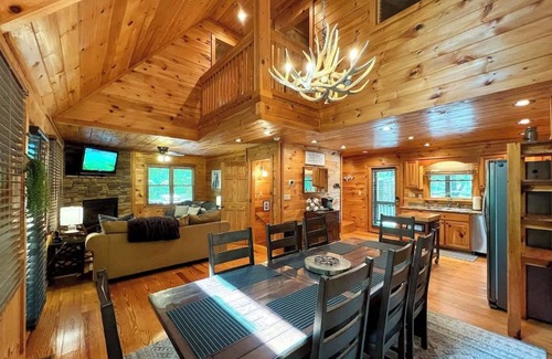 Cherry Log Cabin | Hot Tub, Game Room, Fire Pit, Putting Green, FUN!