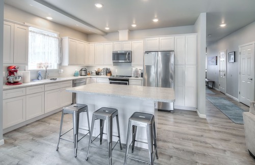 Mendenhaven House | Hot Tub, Game room, Fire Pit, Unlimited Hot Water, with stunning mountain view!