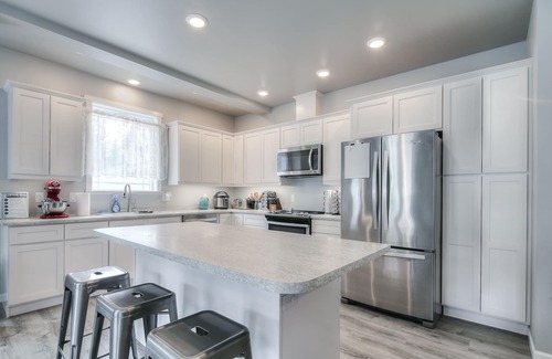 Mendenhaven House | Hot Tub, Game room, Fire Pit, Unlimited Hot Water, with stunning mountain view!