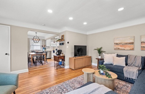 Parma Heights House | Hot Tub|Game Room w/Shuffleboard|N64|Sleeps 8