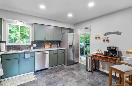 Northwest Akron House | Hot Tub|Games|Office Space|Sleeps 10