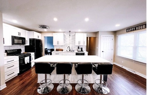 Milwaukee House | Hot Tub + Garage + Parking+Patio+King + Large Yard