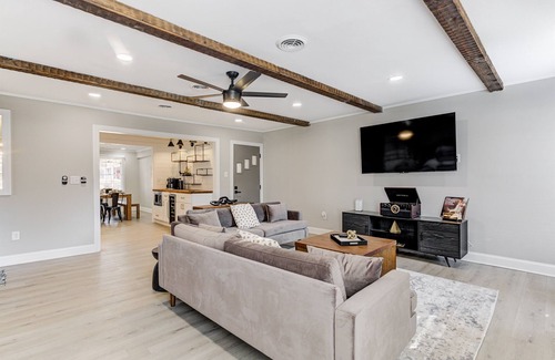 Ellendale House | Hot Tub+Gas Fire Pit+Outdoor Oasis+Lights+Murals