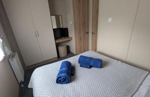 Tattershall Resort | Hot Tub Getaways The Oakley 8 berth caravan with hot tub and quiet setting