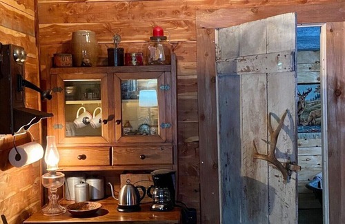 Berryville Cabin | Hot Tub, Glamping, Cabin, and Cowboy Tub