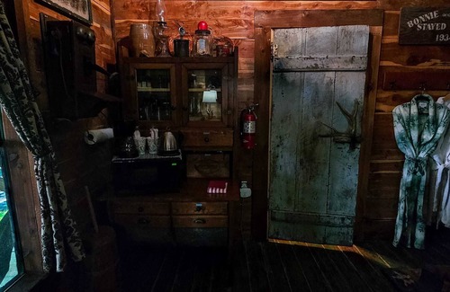 Berryville Cabin | Hot Tub, Glamping, Cabin, and Cowboy Tub