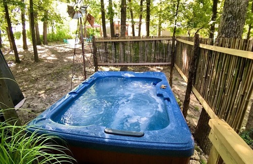 Berryville Cabin | Hot Tub, Glamping, Cabin, and Cowboy Tub