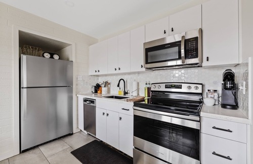 Tempe Apartment | Hot Tub & Golf | Pac-Man | Mill Ave Airport ASU
