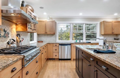 Quechee House | Hot Tub, Great Living Space | Fairbanks Haven