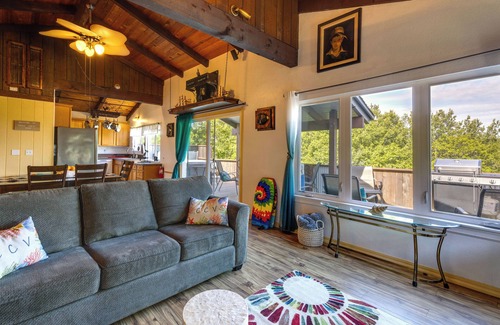 Waldport Cottage | Hot Tub, Grill & Views: Waldport Getaway!