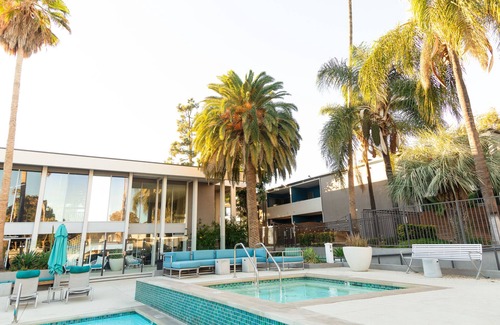 Thousand Oaks Condo | Hot Tub, Gym, King Bed, WD, 80 Walk Score, 850
