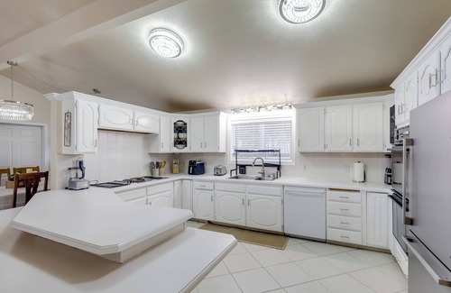 Fairbanks House | Hot Tub Haven: Group Getaway in Fairbanks!
