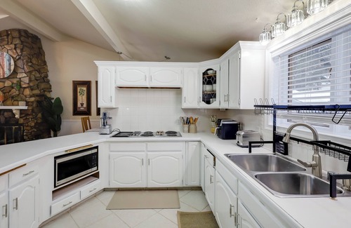 Fairbanks House | Hot Tub Haven: Group Getaway in Fairbanks!