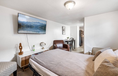 Price Apartment | Hot Tub Haven+Laundry+.4 mi. USU East+1G Wi-Fi