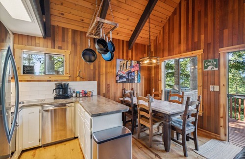 Roslyn Ridge Cabin | Hot Tub @ Hawkeye's Nest with Peek-A-Boo View