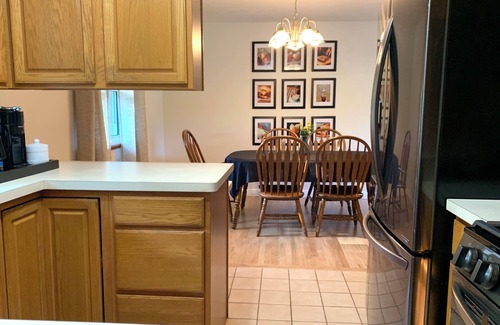 South Bend House | |HOT TUB| Hazel Acres| Quiet Getaway | Notre Dame