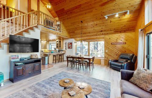 Arnold House | Hot Tub Hideaway