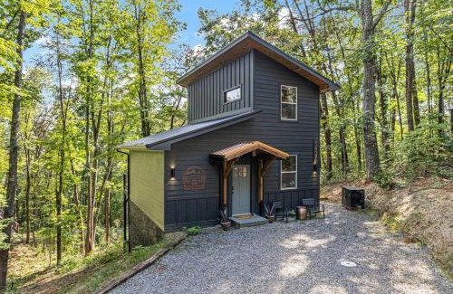 Gatlinburg - Pigeon Forge House | Hot Tub & Hiking Fun! Dollywood & Harvest Deals!
