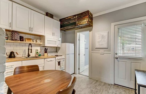 Beach Institute House | Hot Tub + Historic District + Next to Forsyth Park
