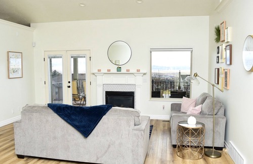 Hyde Park House | Hot Tub Home~5 Bdrms~Gym~Media & Game Room