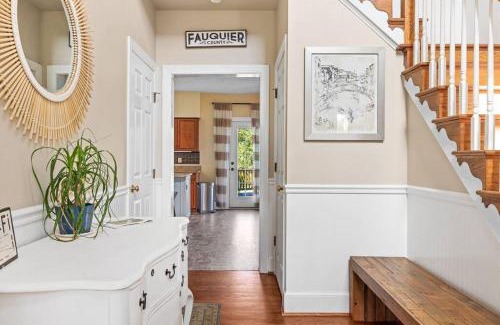 Lakeview House | Hot Tub - Home Gym - Fire Pit - Game Room - Private Footpath to Winery