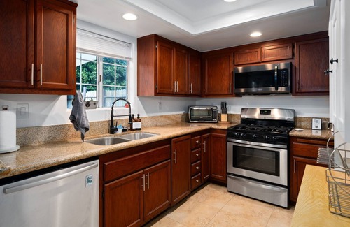 Sutter House | Hot Tub House in Long Beach!