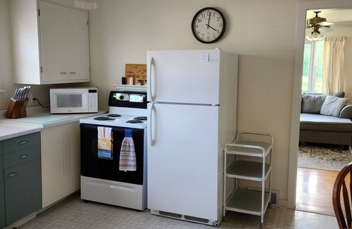 Gladstone House | Hot Tub House Kipling Cottages Deck Fire Pit 2 bed/1 bath Smart TVs WiFi