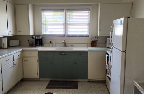 Gladstone House | Hot Tub House Kipling Cottages Deck Fire Pit 2 bed/1 bath Smart TVs WiFi